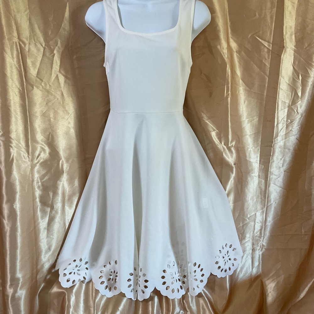 Elegant White Sleeveless Dress